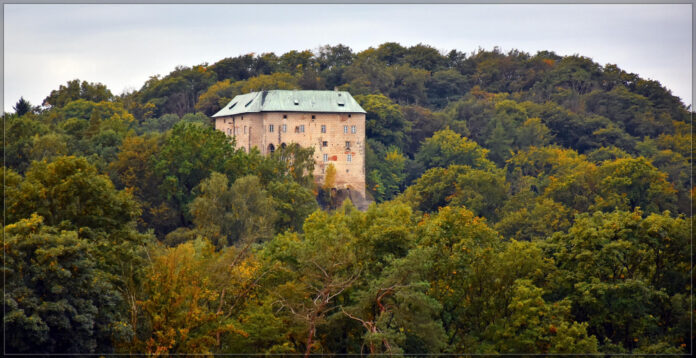 Houska Castle Pit: History, Legends, and Discoveries