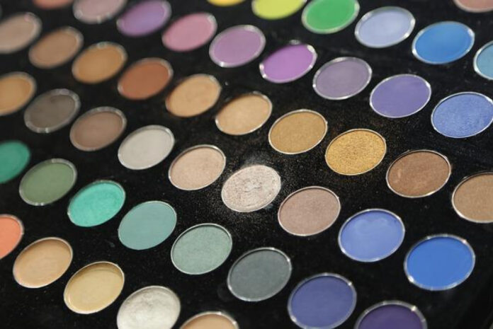 mastering-eyeshadow-application-for-hooded-eyes.jpg Mastering Eyeshadow Application for Hooded Eyes