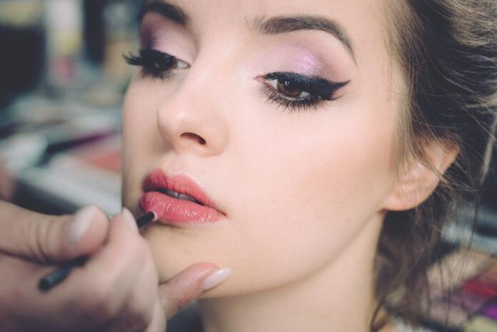 ultimate-guide-to-using-eyeliner-tips-and-techniques.jpg Ultimate Guide to Using Eyeliner: Tips and Techniques