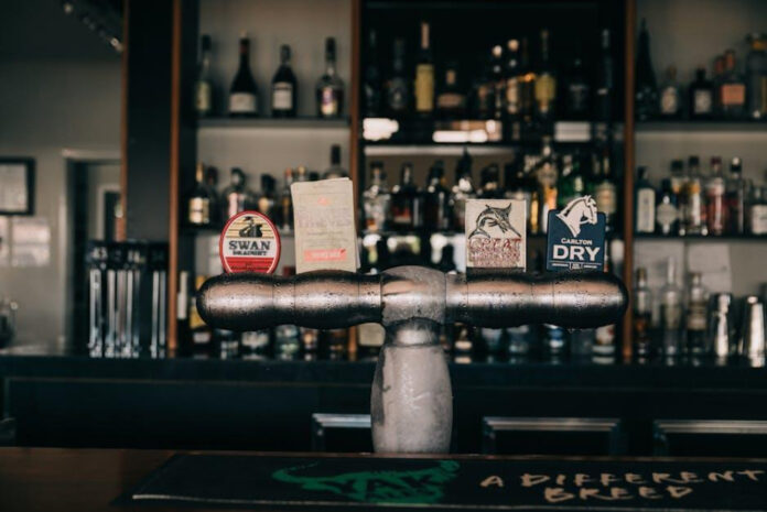 What Is a Wet Bar: Definition, Features, and Uses