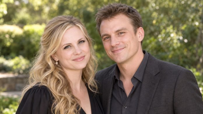 Portrait illustration of Fiona Gubelmann with her husband, Alex Weed